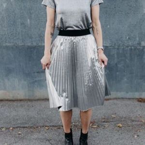 LuLaRoe Jill Metallic Silver Pleated Skirt Sz M